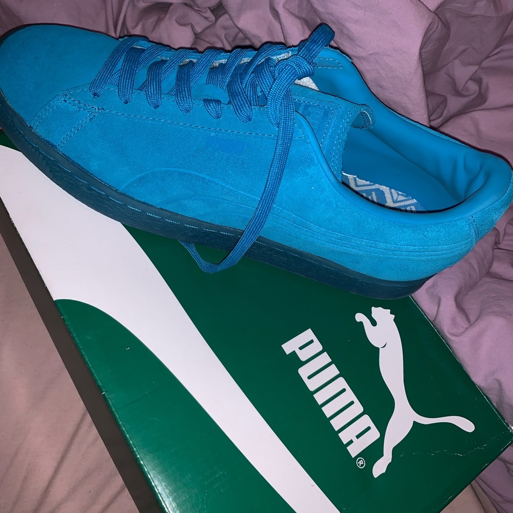 Suede Pumas in the color atomic blue
